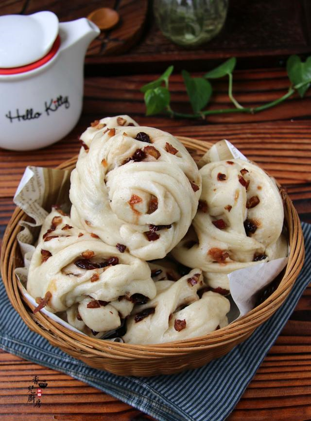 它就是红枣果干花卷,花卷我们上海人一直都以葱花咸口味的为主,而这个