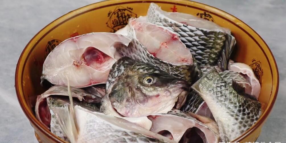 爱吃鱼的要收藏,学会鱼的这新做法,香酥化骨,下酒又下饭,真香