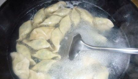煮饺子别再傻傻的水开就下锅多加这一步饺子不破皮不粘锅