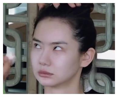 尤其是她的性格脾气还挺真实的,对不喜欢或者陌生的人都没有什么表情