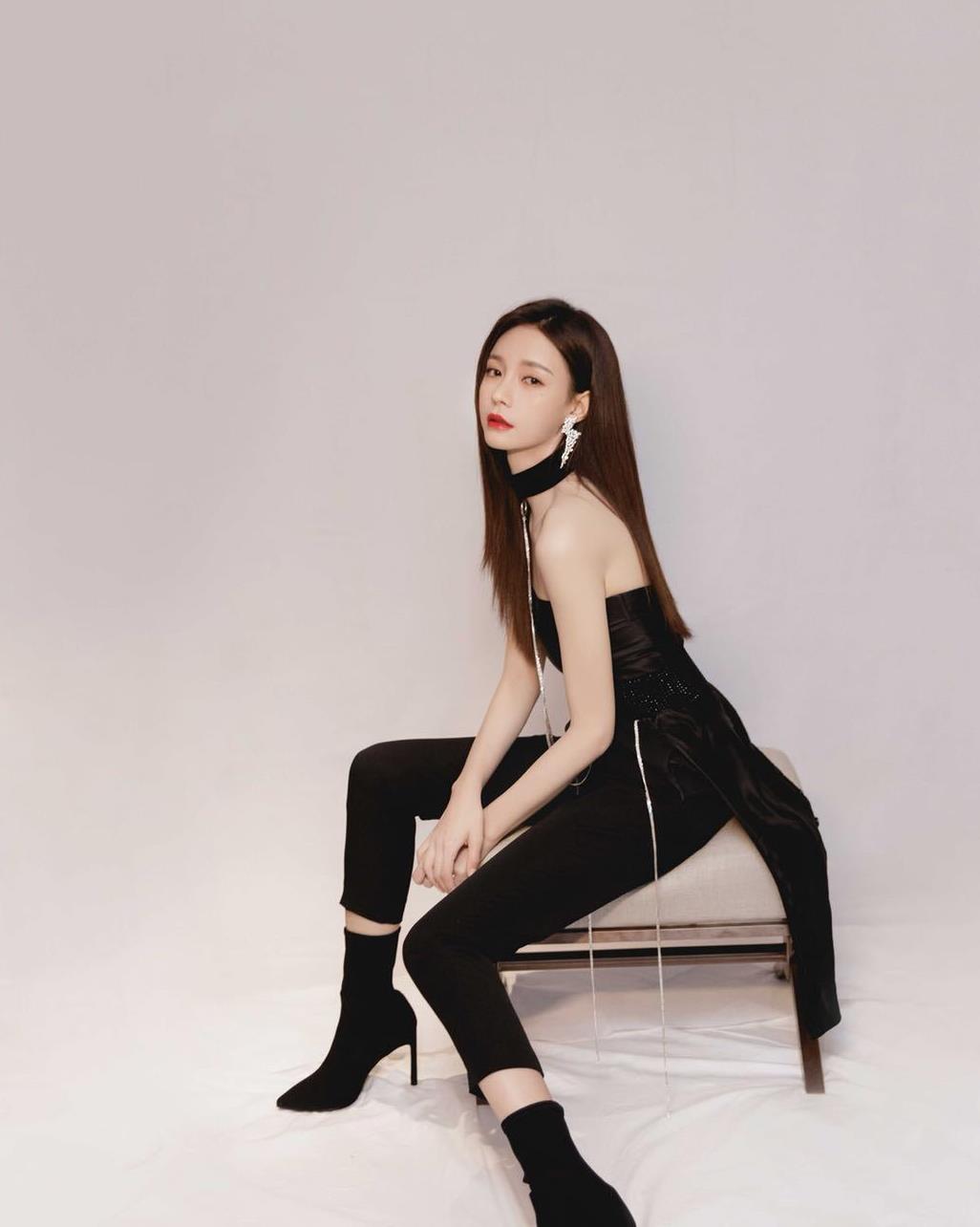 沈梦辰黑色单品搭配高跟鞋精致成熟帅气圈粉