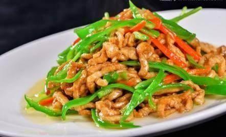 青椒肉丝是先炒青椒还是肉丝饭店大厨教你正确做法口味香辣