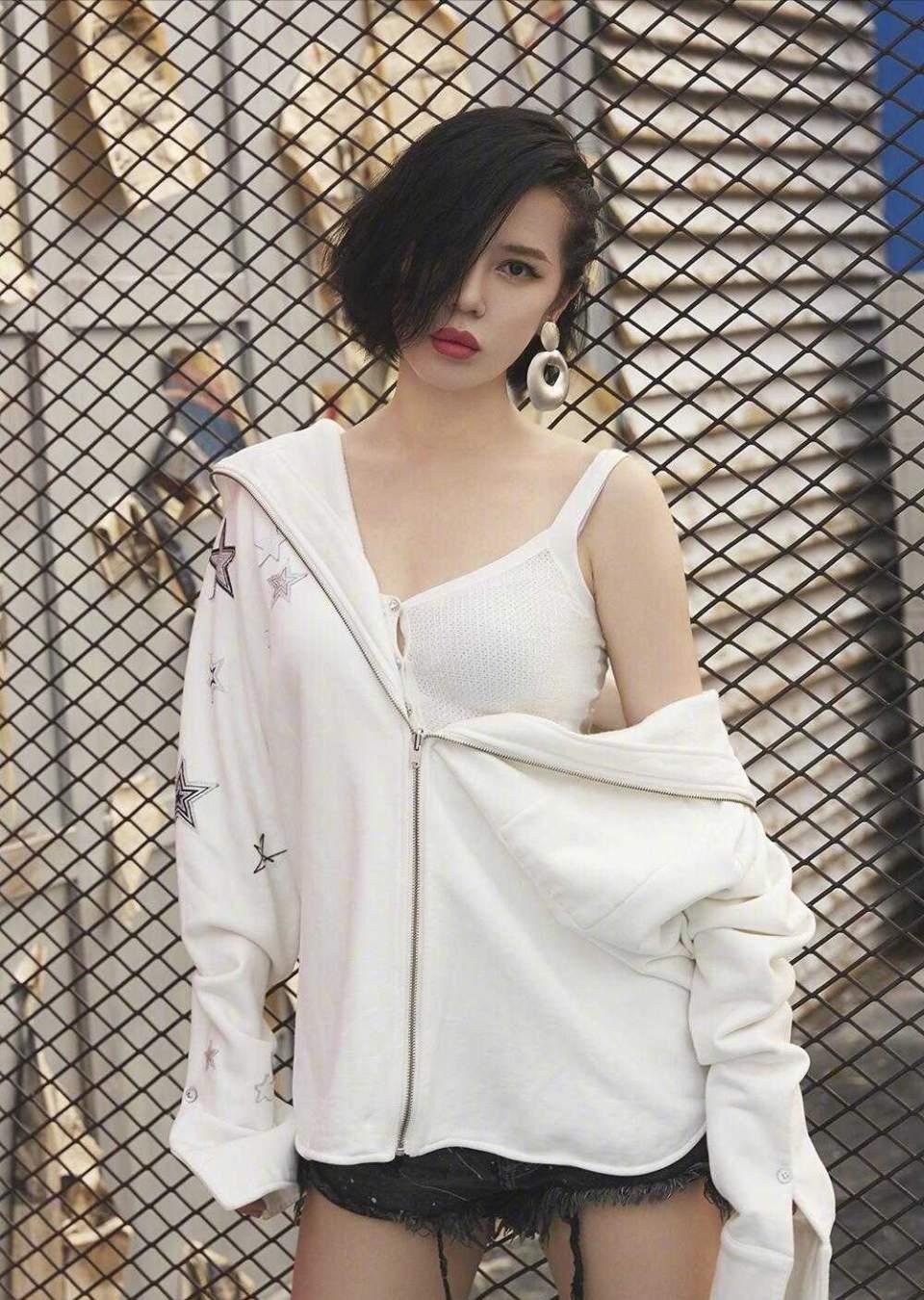 余男身材真有料衬衫搭配印花包臀裙知性时髦成熟又撩人