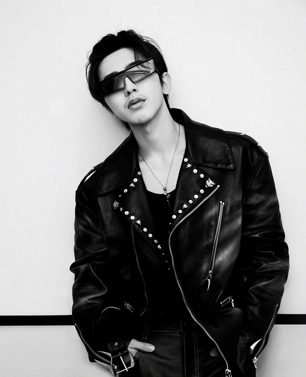 男明星皮衣造型又酷又帅气场全开时尚感拉满