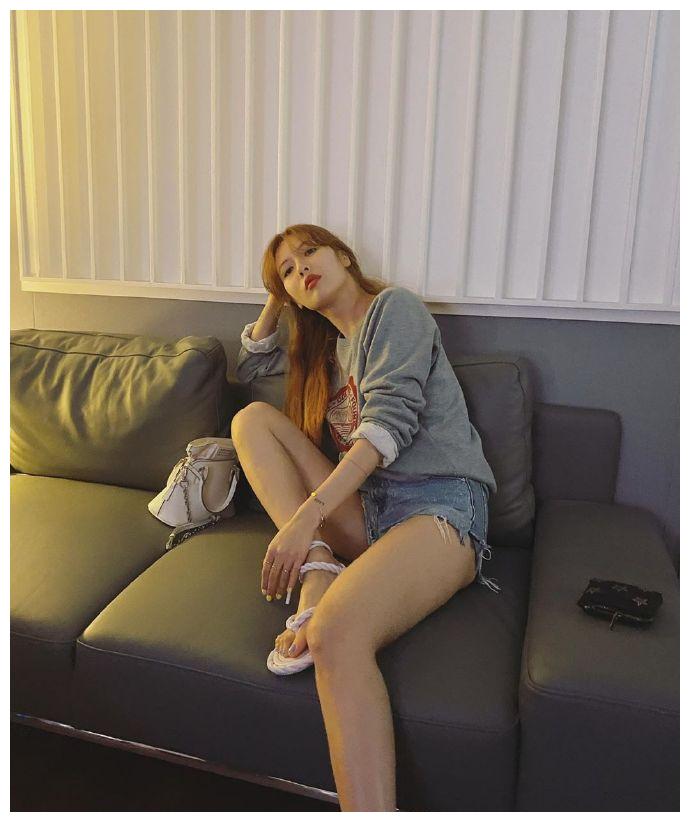 泫雅穿热裤秀长腿 花式摆pose眼神撩人_娱乐频道_东方资讯