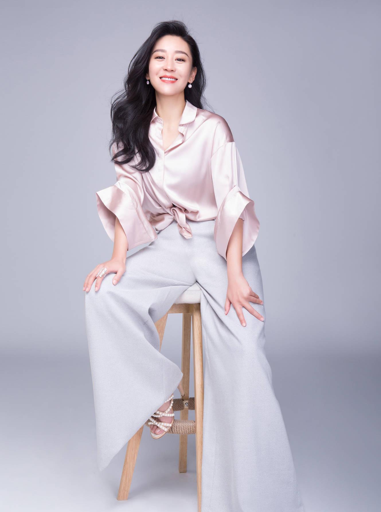 阔太苗圃真会穿丝绸衬衫搭配喇叭裤大气卷发造型好有女人味