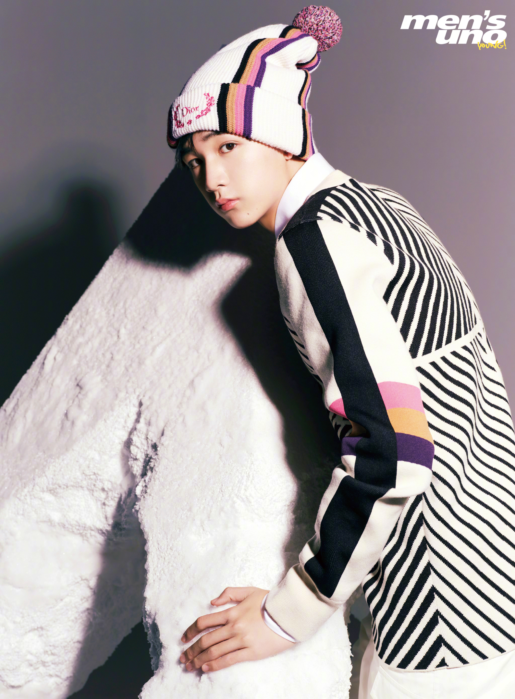 荣梓杉全新封面大片释出与冰雪亲密接触少年感搭配鲜活色彩