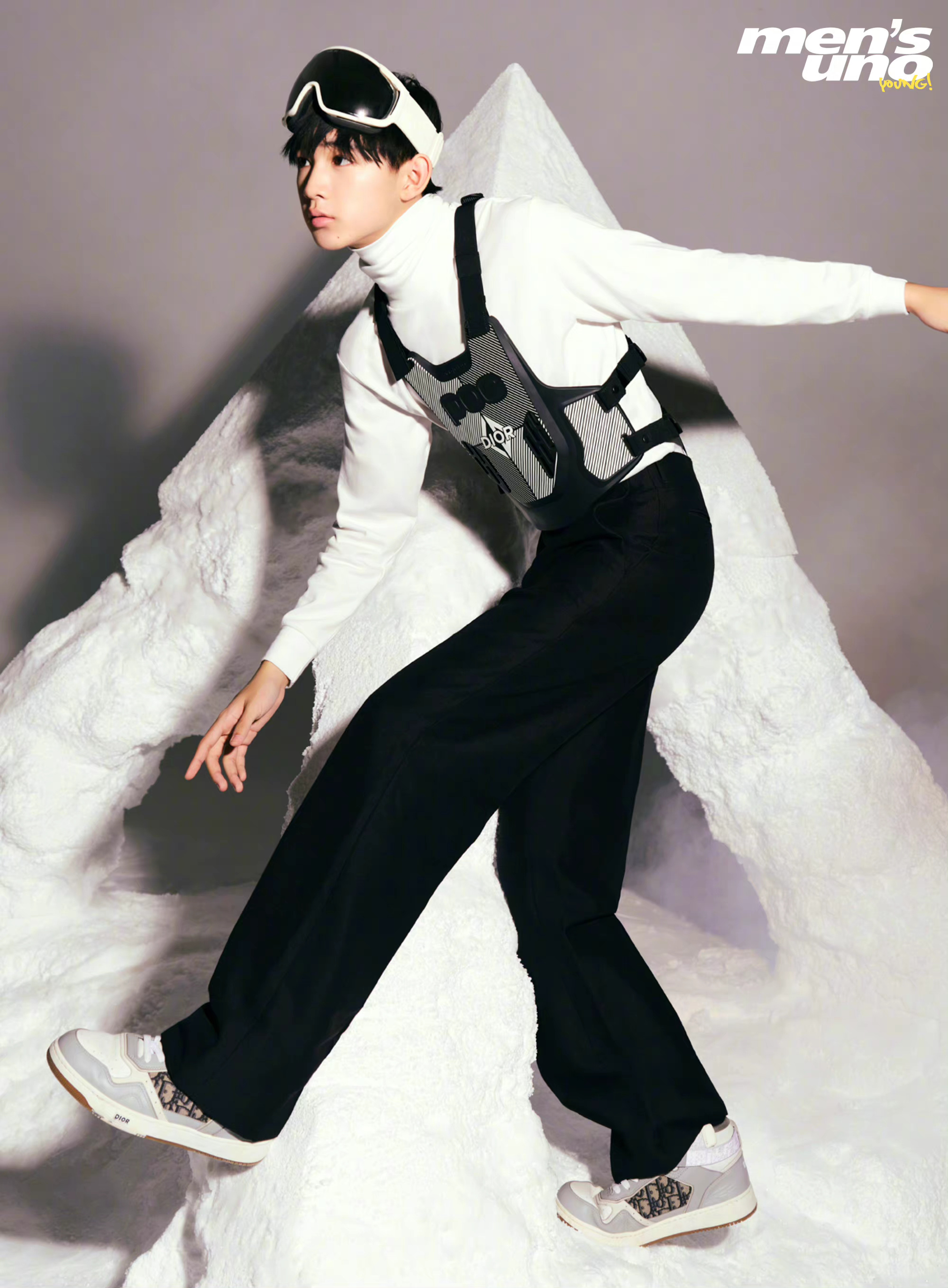 荣梓杉全新封面大片释出与冰雪亲密接触少年感搭配鲜活色彩