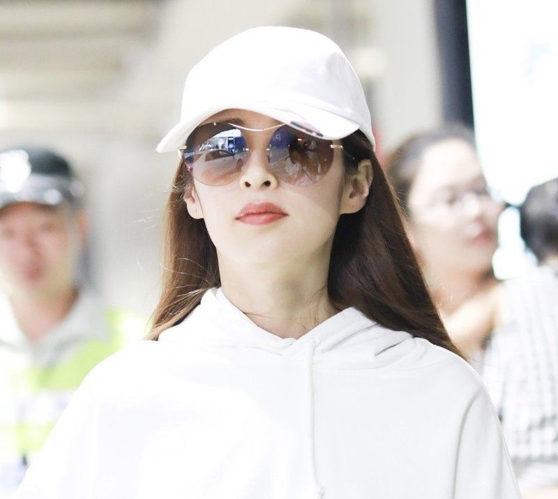 女演员颖儿现身机场,穿白色连帽卫衣窄腿裤,戴棒球帽休闲简约