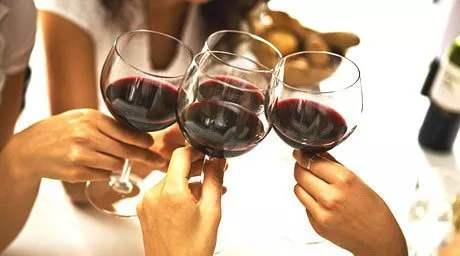 如何鉴定自己买的是不是真红酒?红酒品鉴师教你正确辨别方法!休闲区蓝鸢梦想 - Www.slyday.coM 如何鉴定自己买的是不是真红酒?红酒品鉴师教你正确辨别方法!休闲区蓝鸢梦想 - Www.slyday.coM