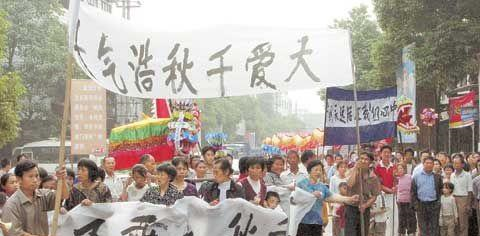 汶川地震中的谭千秋老师，护住4个学生后牺牲，他家人现状如何？休闲区蓝鸢梦想 - Www.slyday.coM