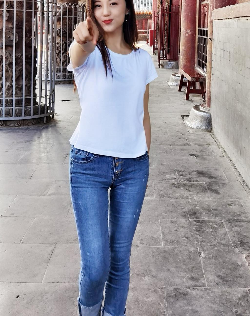 玖月奇迹王小玮单身更时髦,白t配牛仔裤清爽大方,比出道前年轻