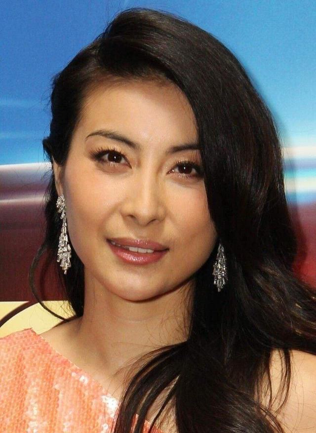 郭晶晶真是难得的福相脸脸上这四处都饱满难怪讨长辈喜欢