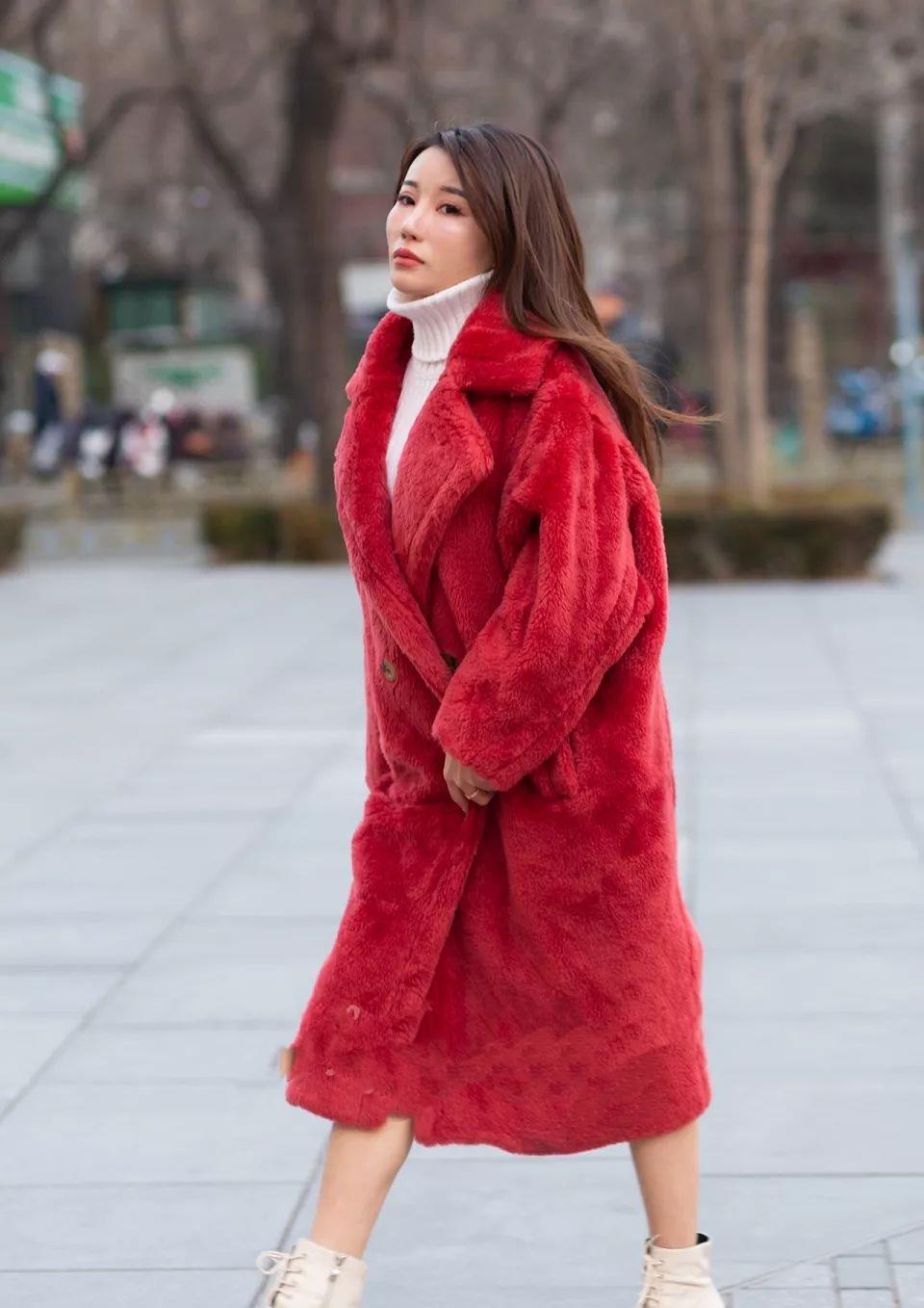 红色羊绒大衣,搭配白色马丁靴,保暖又洋气