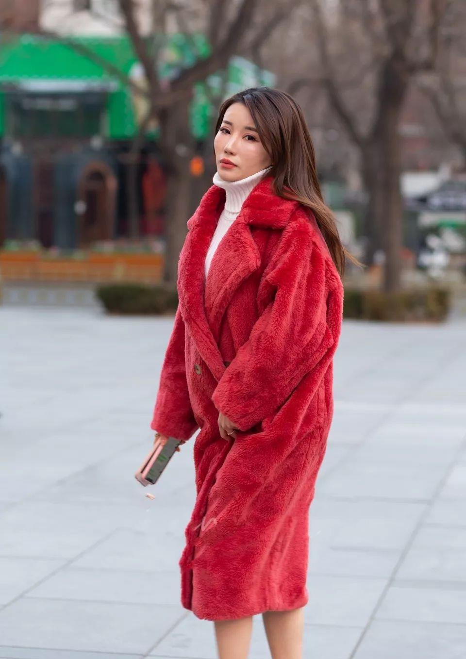 红色羊绒大衣,搭配白色马丁靴,保暖又洋气