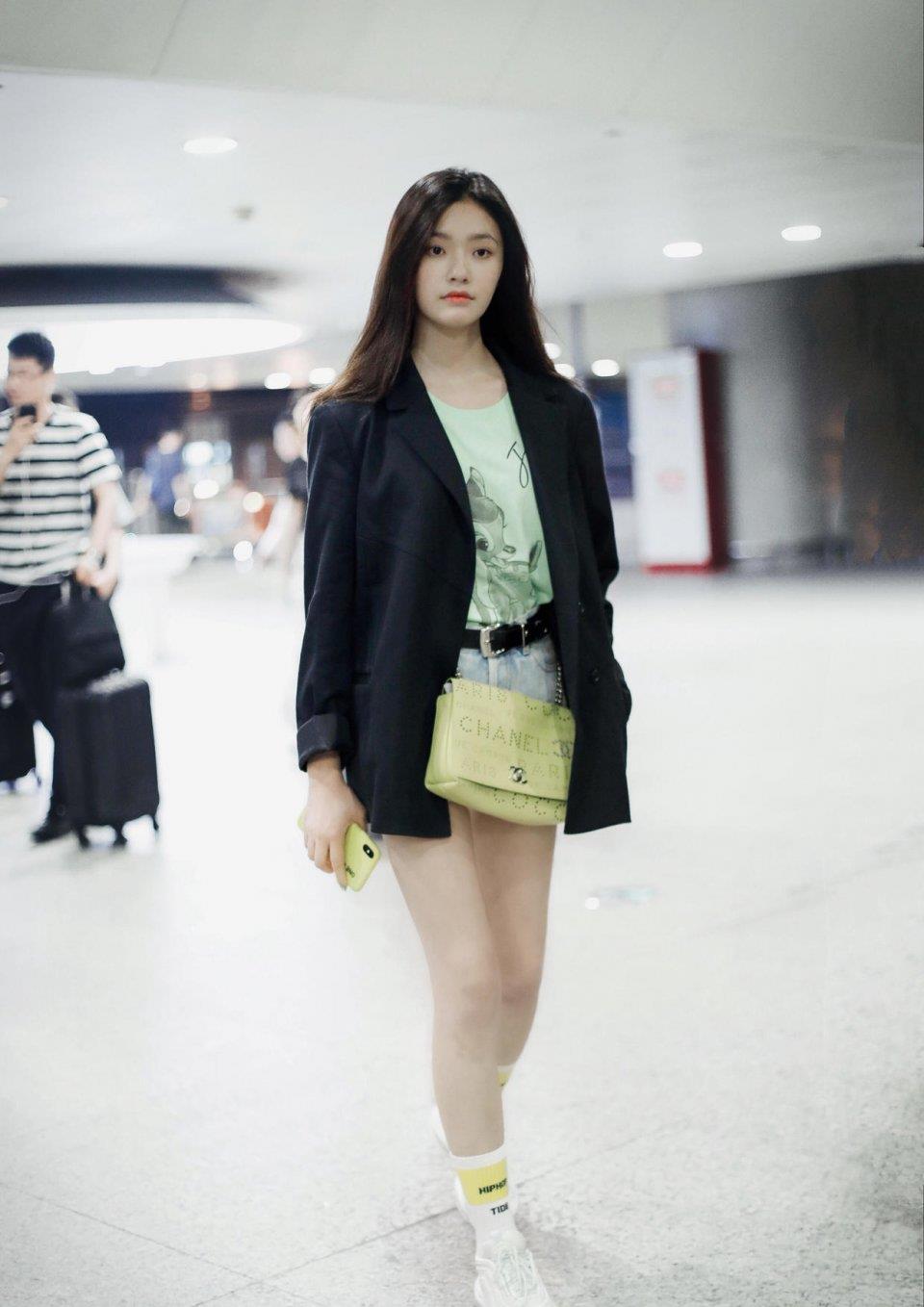 星女郎林允真会穿西服搭配牛仔短裤大秀美腿气场强大