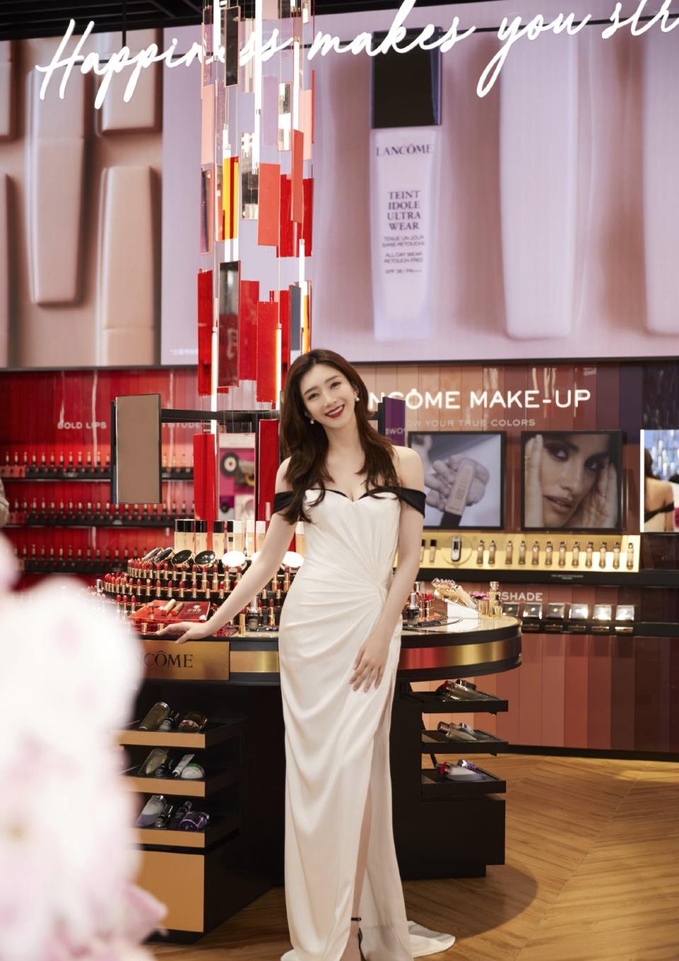 又被江疏影惊艳到了身穿一袭白色礼服精致性感优雅迷人超惹眼