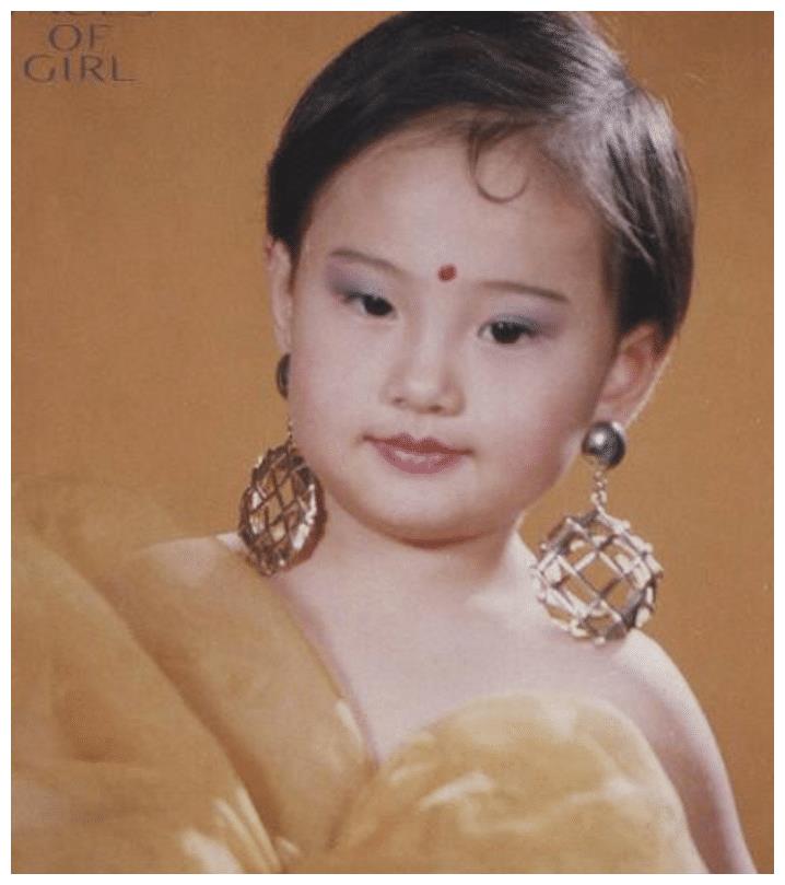 88斤郑爽曾经胖到有双下巴罕见童年照曝光这是贾玲小时候吧