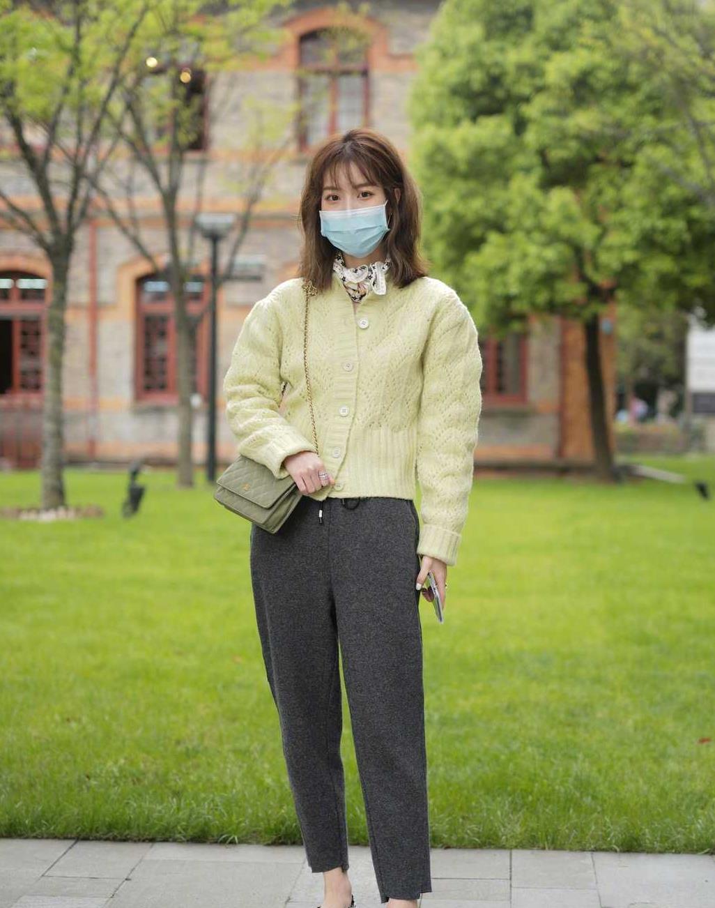 气质女神陈数真不一样薄荷绿衬衫配白裤子打扮清爽显年轻