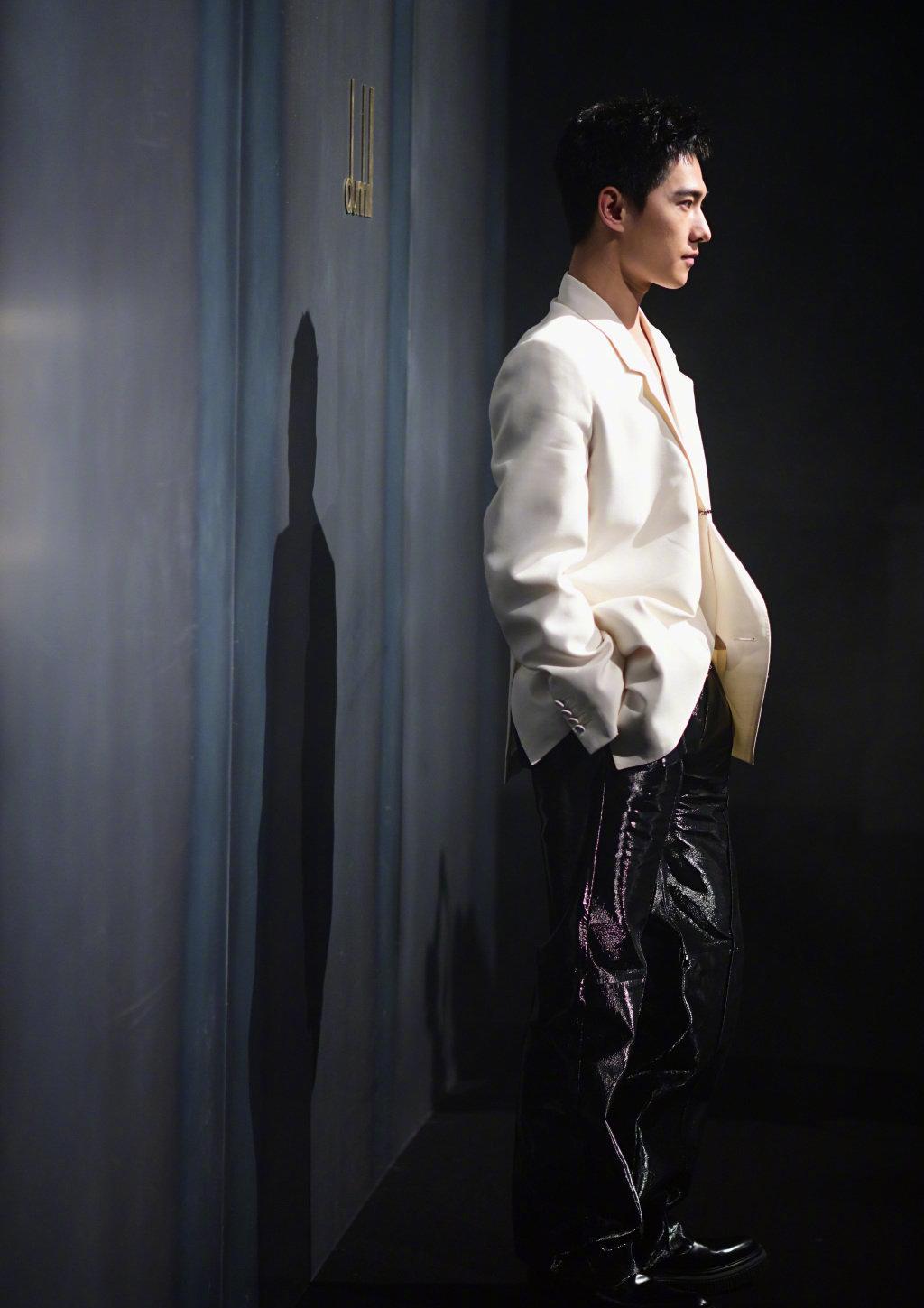 杨洋难掩舞蹈功底西装皮裤挺拔有型似硬汉风度迷倒众少女