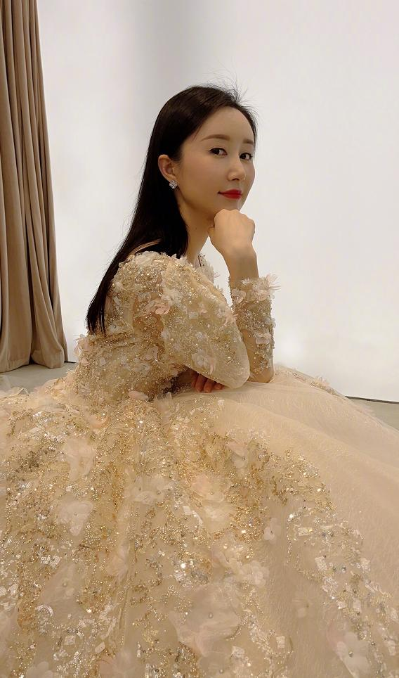 舒畅为直播穿婚纱,有颜值有演技,可惜没戏拍!