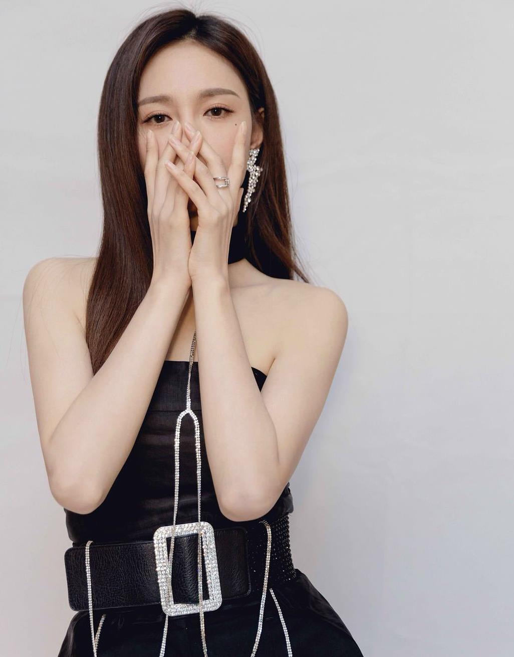 沈梦辰黑色单品搭配高跟鞋精致成熟帅气圈粉