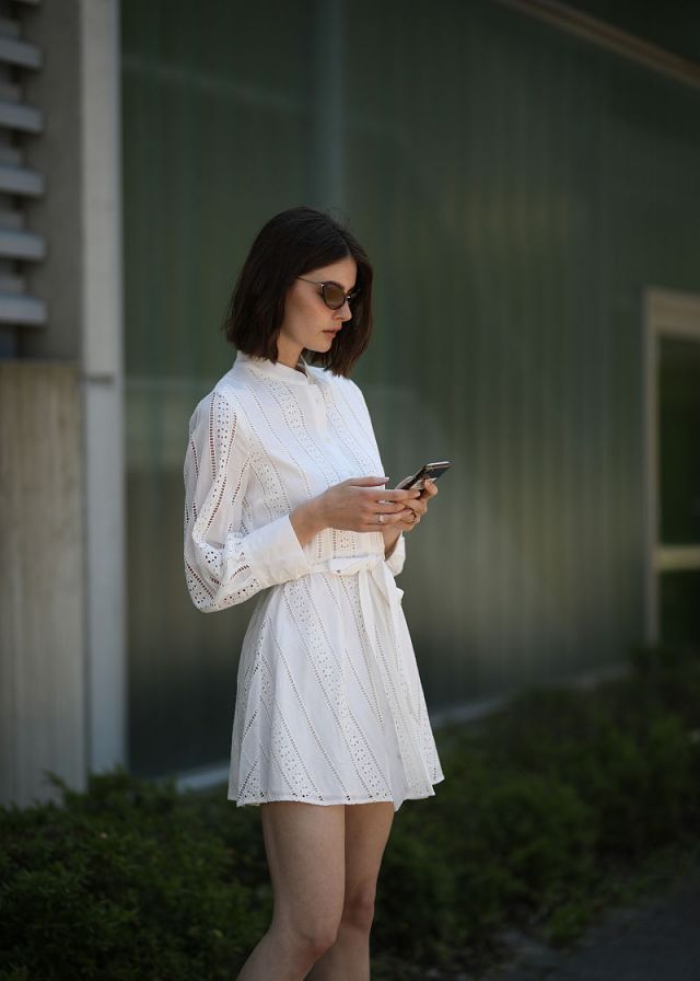 时尚街拍:白色蕾丝衬衫裙绑带凉鞋 文艺清新