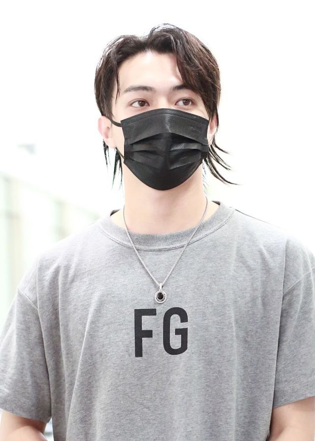 唯一不同的是接发换上了最时尚"鲶鱼头"发型,有颜任性这脸一点也不