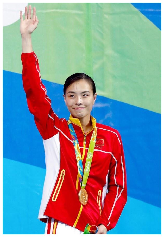 奥运5金王吴敏霞,拒绝豪门,嫁给播音员同样幸福,35岁韵味十足