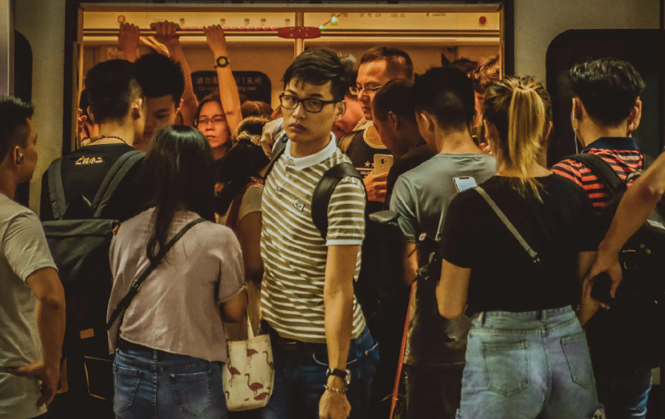 坐大腿还摸胸,3岁男孩抢座干这事!家长拒道歉小孩子懂什么,怨谁？休闲区蓝鸢梦想 - Www.slyday.coM