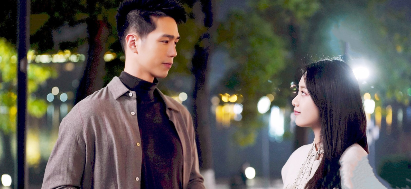 这一次利晴天在电视剧《偶然闯入的世界》中饰演的是男主角晏随,不过