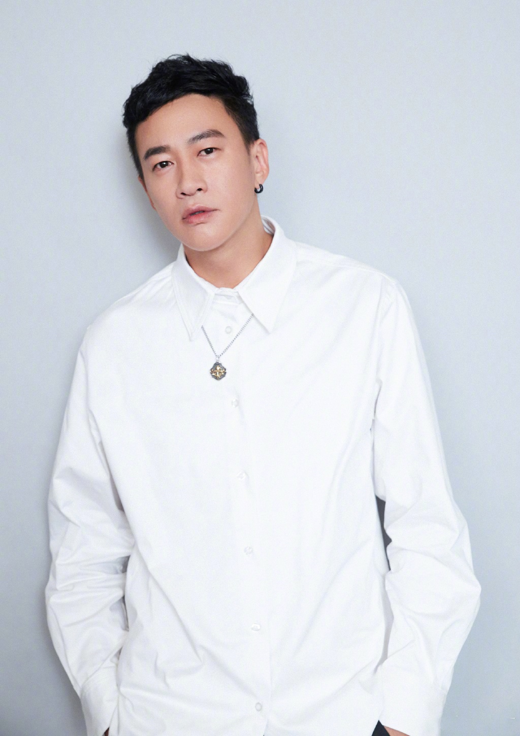 何润东身穿简易白衬衫搭配黑色西裤,舒适又清爽~_高清图集_新浪网