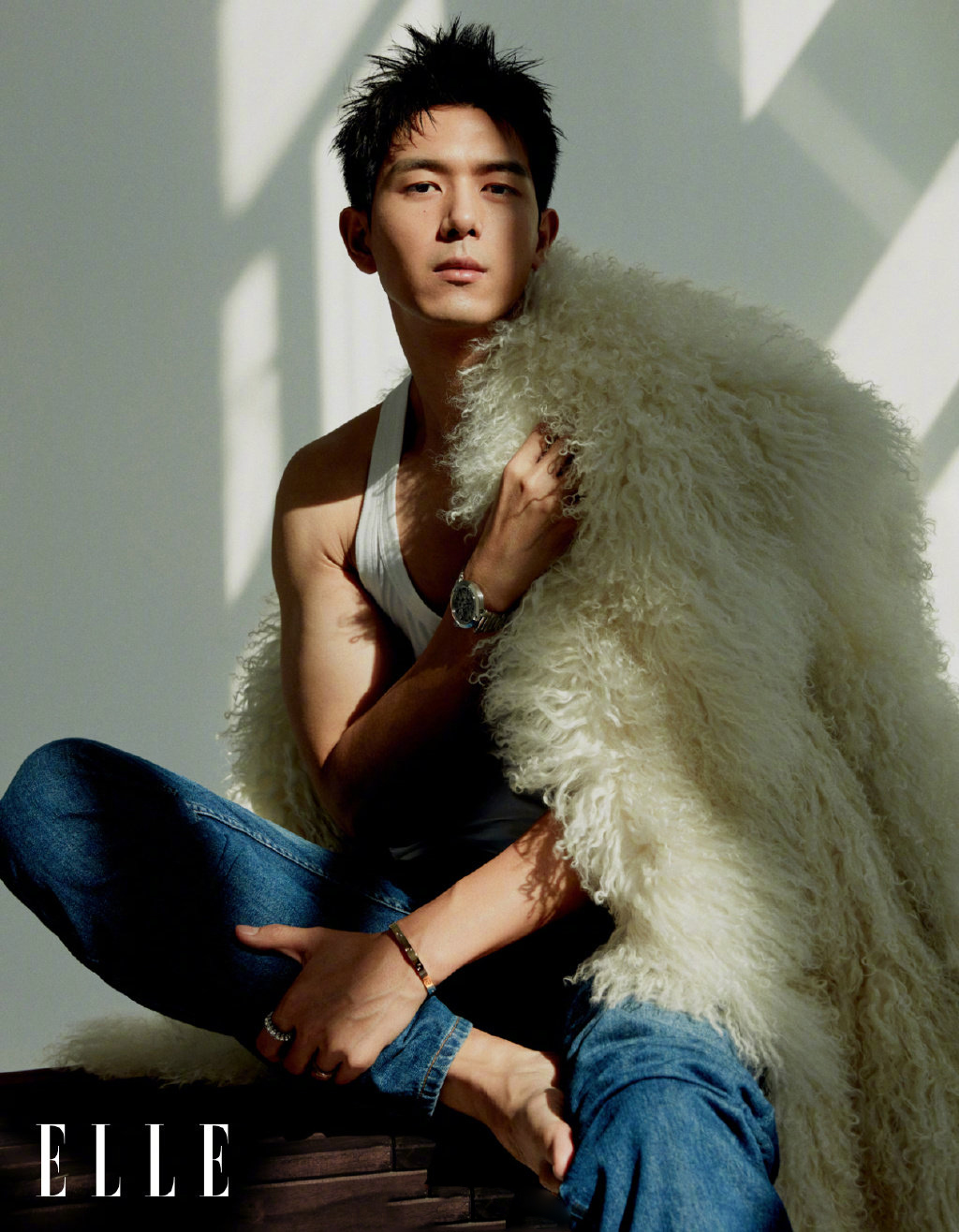 李现登elle十一月刊封面简洁的白色背心与牛仔搭配