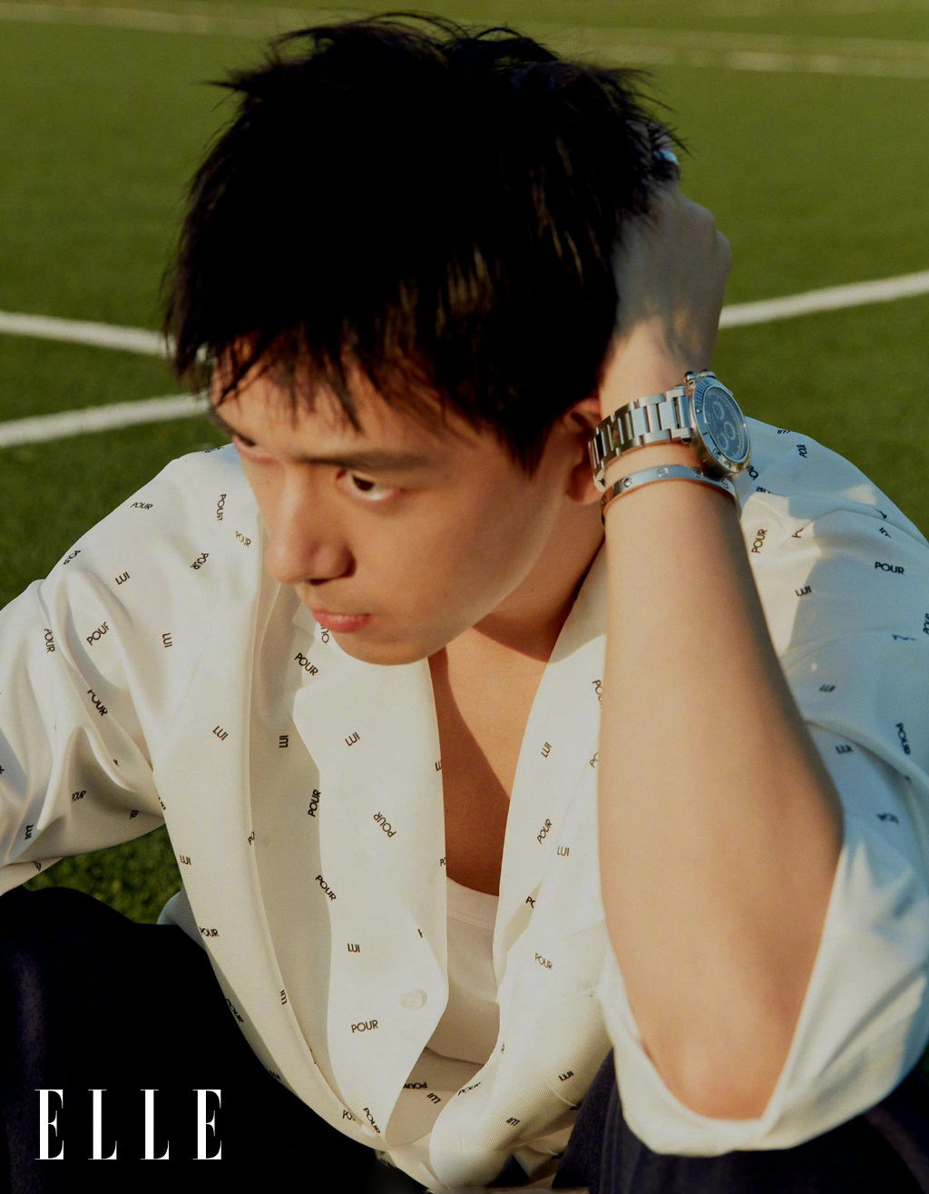 李现登elle十一月刊封面简洁的白色背心与牛仔搭配