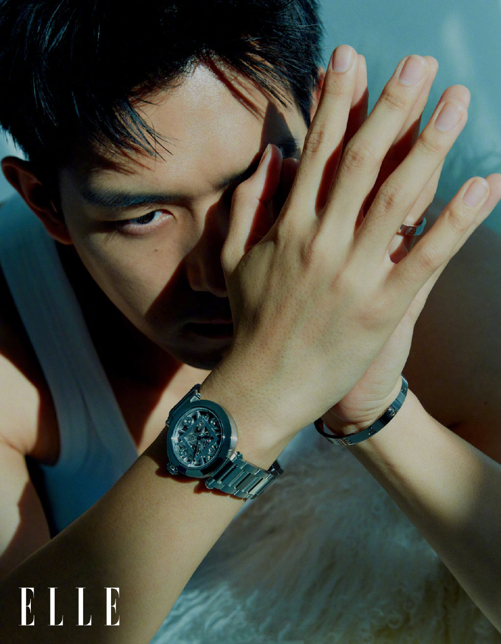 李现登elle十一月刊封面简洁的白色背心与牛仔搭配