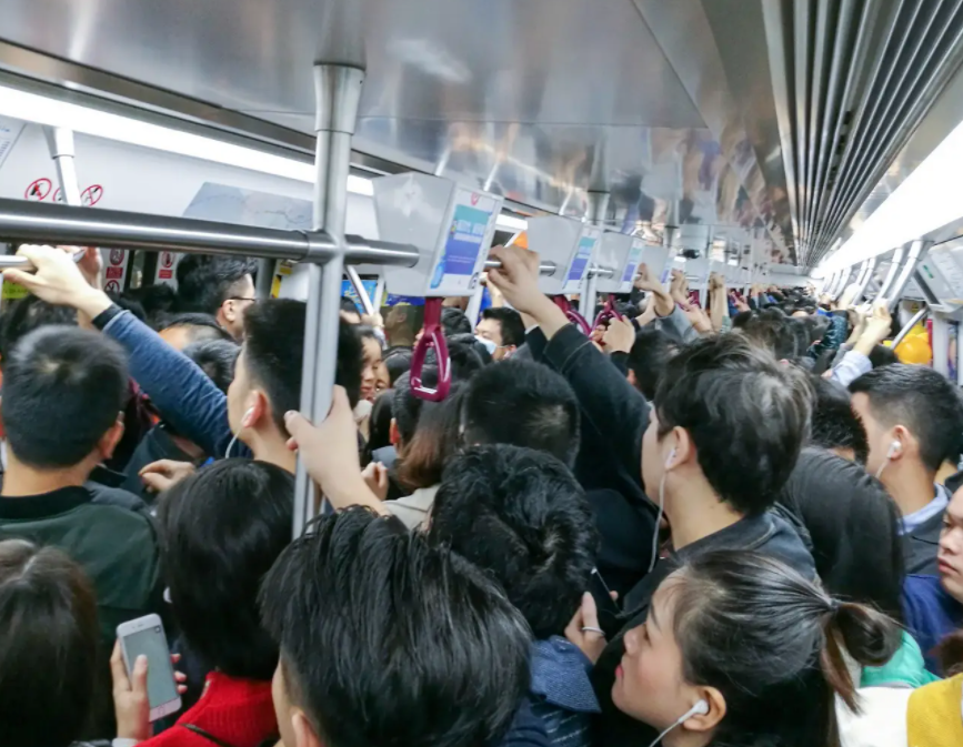 坐大腿还摸胸,3岁男孩抢座干这事!家长拒道歉小孩子懂什么,怨谁？休闲区蓝鸢梦想 - Www.slyday.coM