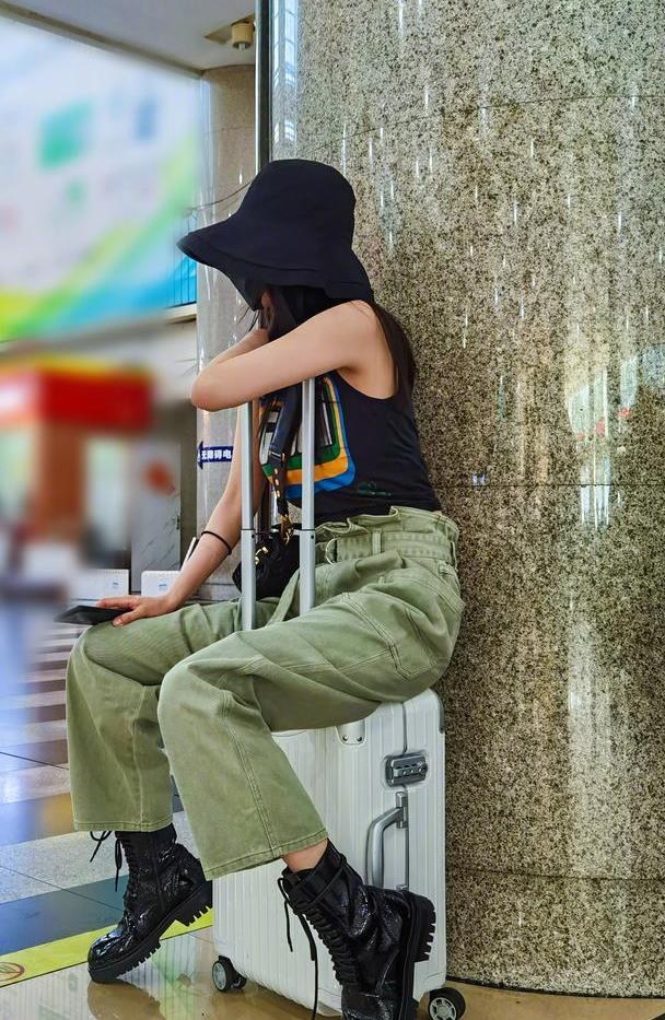 杨幂日常穿搭太美了,黑色无袖t恤搭工装裤,满满的活力少女感