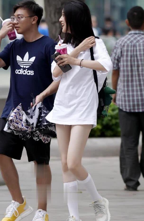 小姐姐白色大t恤搭配白色热裤,露出大白腿太好看了_高清图集_新浪网