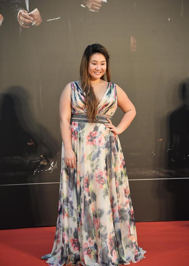 郑欣宜大胆又自信,180斤的体重还穿碎花裙,衬的花朵都胖了