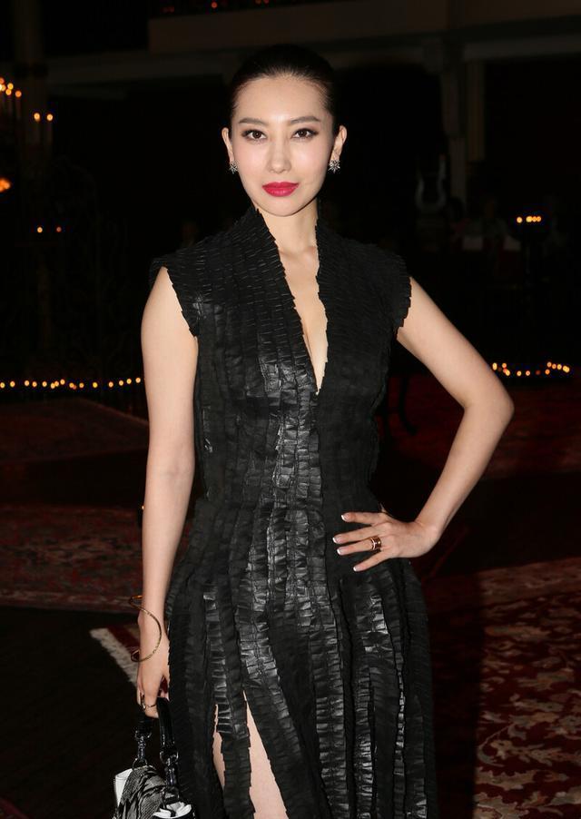 章子怡嫂子殷旭穿黑色雨帘裙性感时尚大长腿实力吸睛
