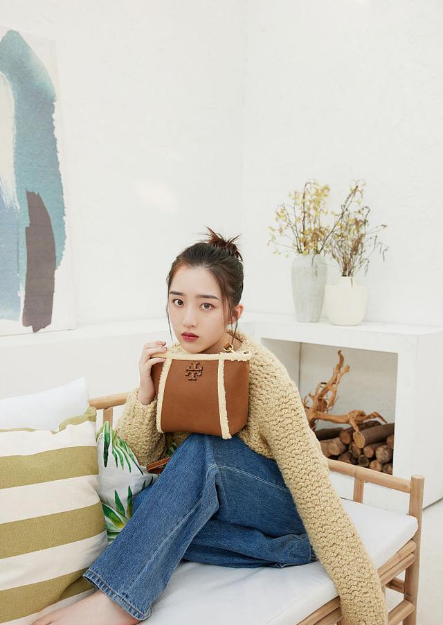 邓恩熙赤脚拍摄大片慵懒灵动 扎丸子头诠释少女清新_高清图集_新浪网