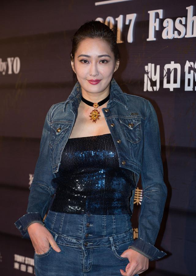 孟广美出席活动,穿牛仔外套配黑色抹胸,优雅不失性感__财经头条