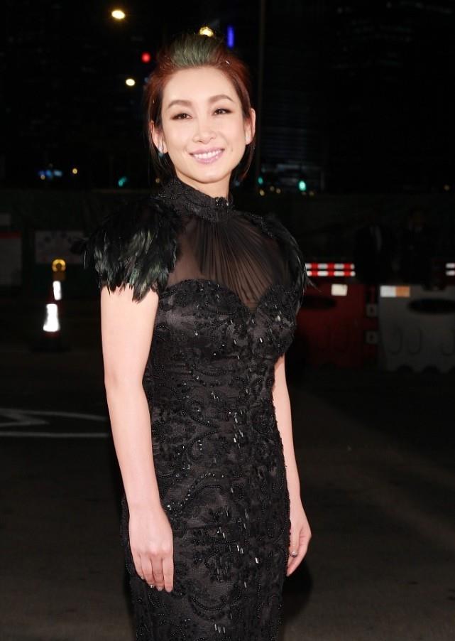 秦海璐穿紧身包臀裙,还挺有身材曲线,就是胳膊上白白肉看着挺勒