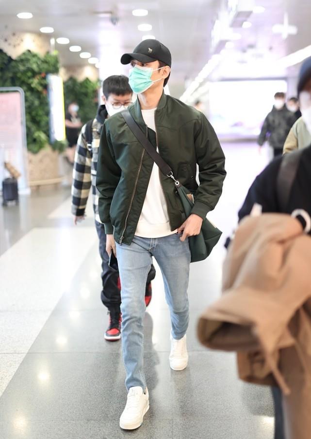 王凯虽然长得挺英气的但这双细腿却有女人味腿长更似模特