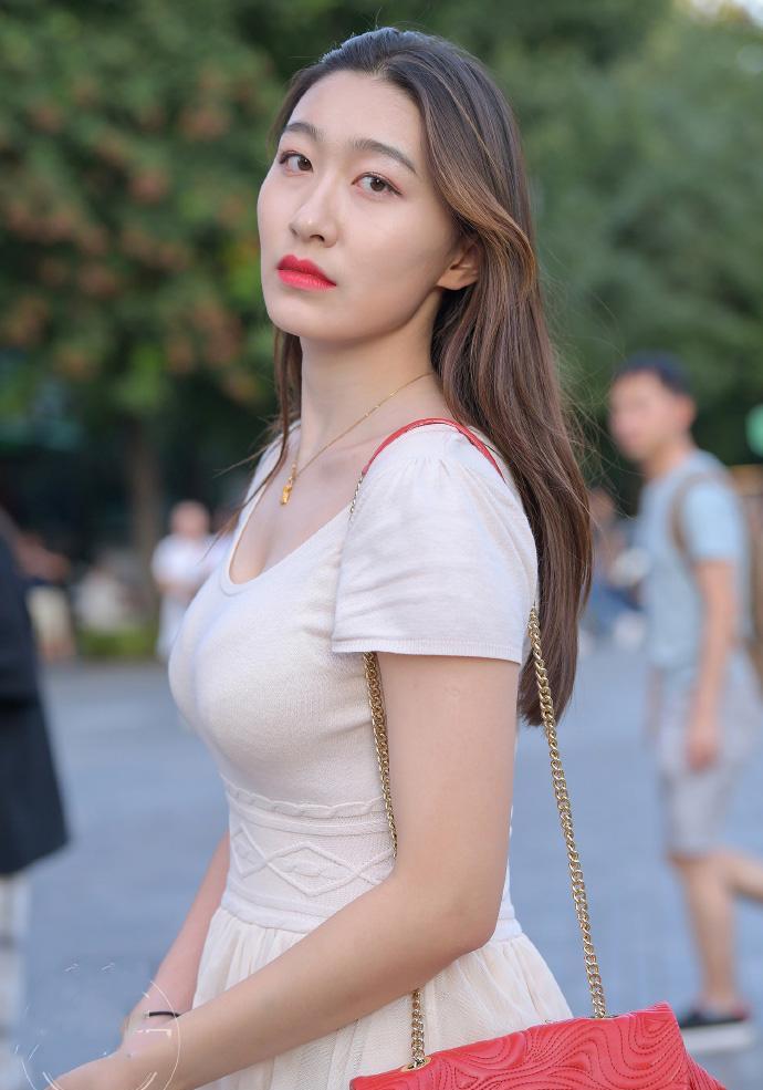 白色紧身连衣裙这位小姐姐穿上好像女大学生