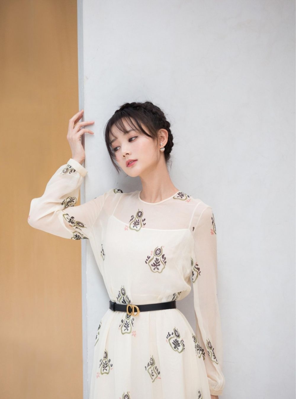 李一桐丸子头印花纱裙造型上海品牌活动照