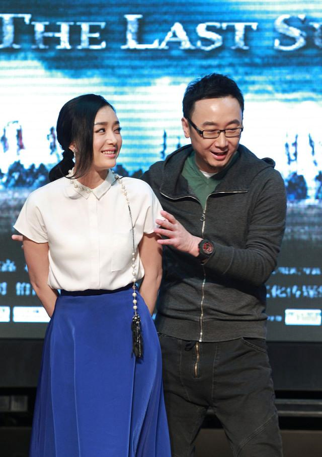 41岁秦岚官宣恋情?跟小7岁男星牵手行礼,网友:穿得像在结婚__财经头条