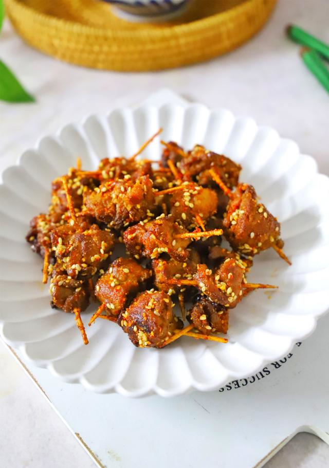 【小贴士】:1,做牙签肉的肉用鸡肉,猪肉,牛肉,羊肉都可以,但切的时候