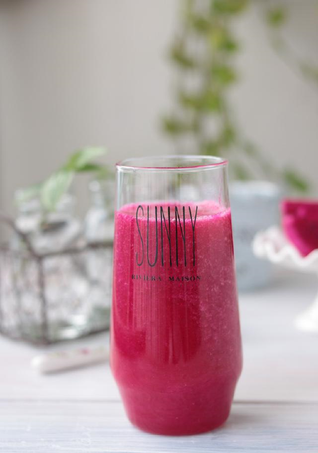 火龙果雪梨汁【食材】:火龙果:1个(小),雪梨:1个【做法】:1,火龙果带