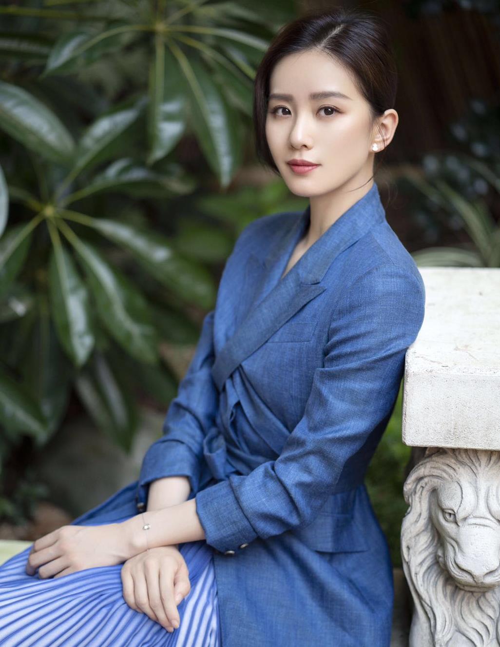 刘诗诗的穿衣打扮,再一次直击心灵,秋天学她穿搭,美出高级风